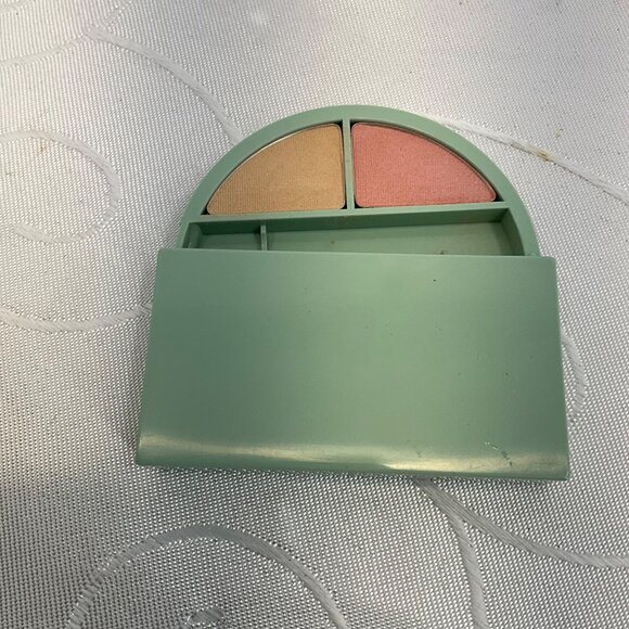 Clinique Soft-Pressed Eye Shadow Champagne/Peach Silk .06 Oz Green Compact - Picture 1 of 2